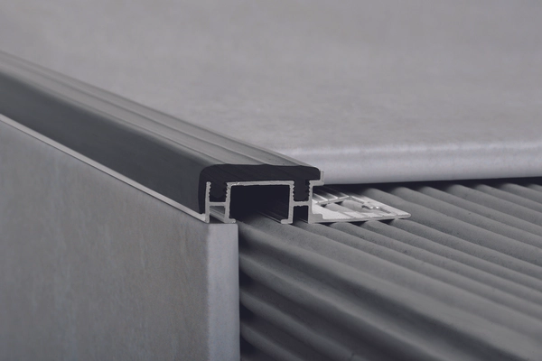 Protector Escalon Atrim Escala alum/pvc 10x30mm 3924 negro