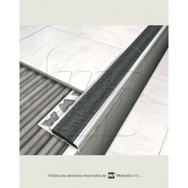 Nariz Escalon Moldumet Mediana Alum+Pvc Negro A6N