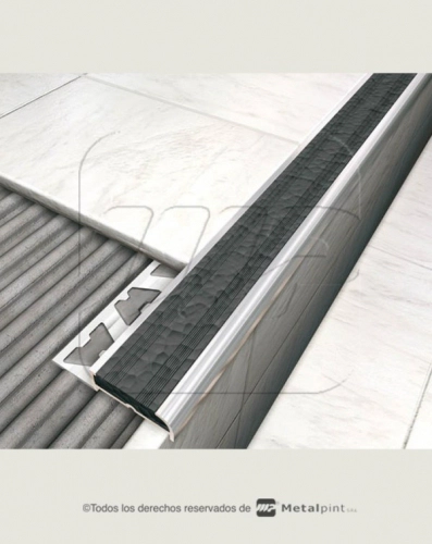 Nariz Escalon Moldumet Mediana Alum+Pvc Negro A6N